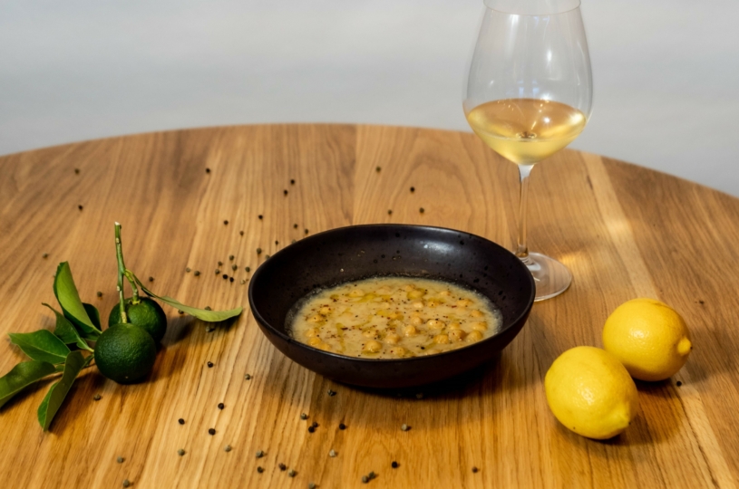 Chickpeas in lemon sauce with a glass of Thrapsathiri P.G.I. Crete