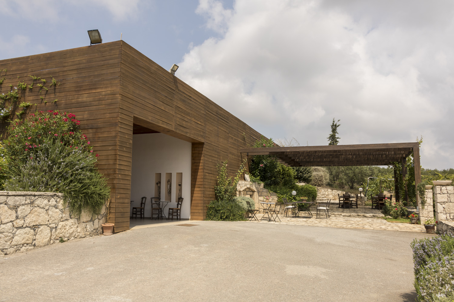 Το οινοποιείο Λυραράκης επιθυμεί να προσλάβει 1 υπαλλήλο για την θερινή σεζόν 2026